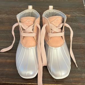 Sperry boots, pink Nubuck shaft 
Pearlized rubber,
Micro-Fleece lining lug sole